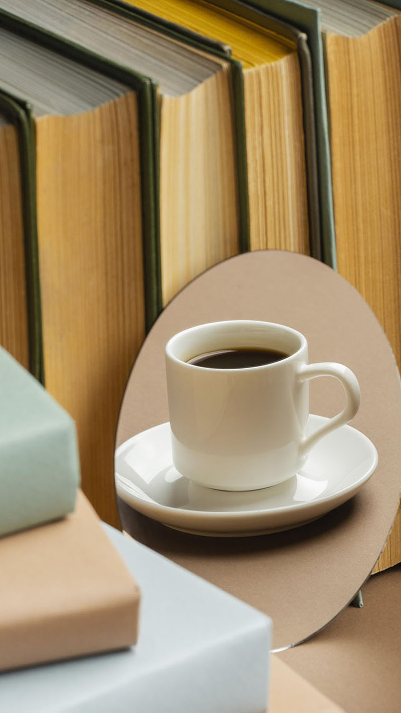 Kaffee im Spiegel zu sehen neben Bücher