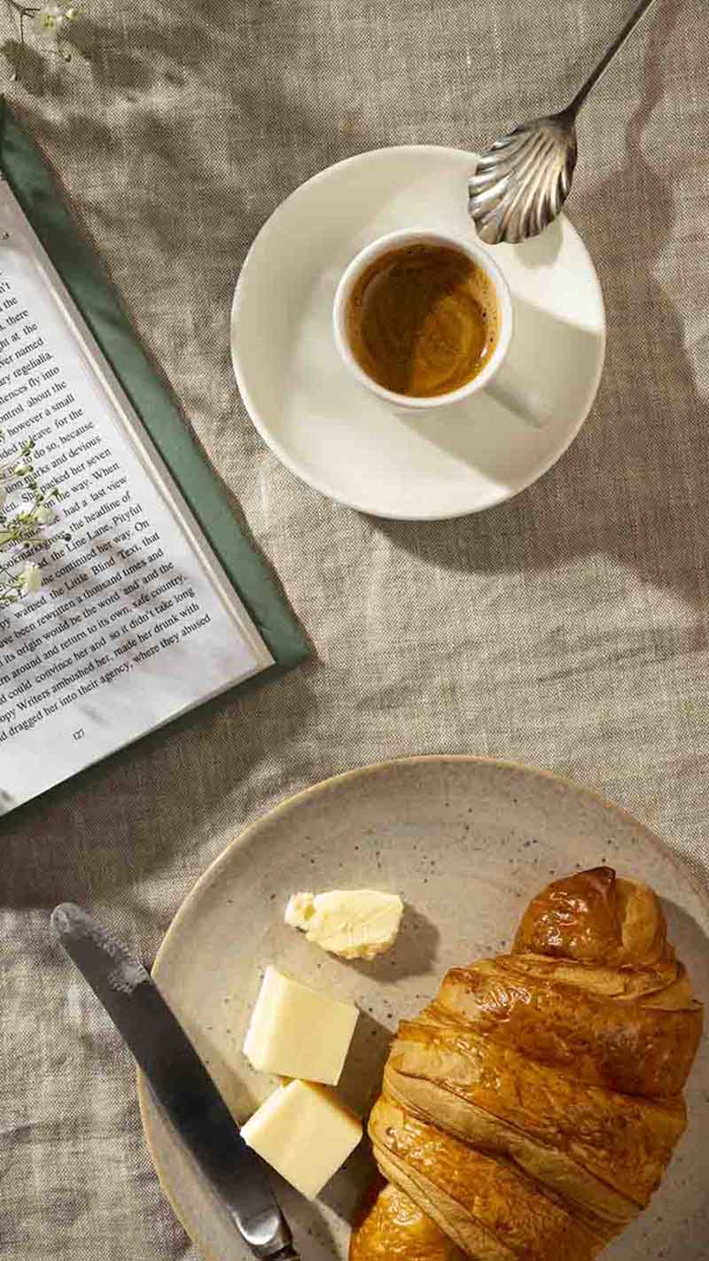 Bücher und Kaffe mit Croissants über unser Team